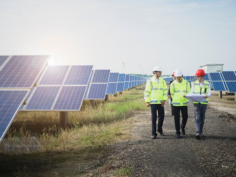 Sistemas de Bombeo con Energía Solar y Otras Renovables